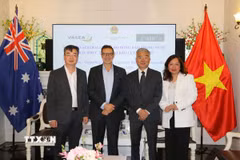 Cựu Đại sứ Australia tại Việt Nam Andrew Goledzinowski (thứ hai từ trái sang) - người luôn nỗ lực thúc đẩy quan hệ Việt Nam-Australia phát triển tích cực. (Ảnh: Thanh Tú/TTXVN)