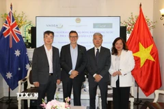 Cựu Đại sứ Australia tại Việt Nam Andrew Goledzinowski (thứ hai từ trái sang) - người luôn nỗ lực thúc đẩy quan hệ Việt Nam-Australia phát triển tích cực. (Ảnh: Thanh Tú/TTXVN)