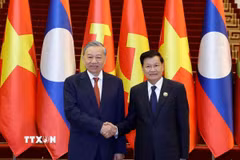 Tổng Bí thư Tô Lâm và Tổng Bí thư, Chủ tịch nước Lào Thongloun Sisoulith đồng chủ trì Cuộc gặp cấp cao giữa Đảng Cộng sản Việt Nam và Đảng Nhân dân Cách mạng Lào, tháng 12/2025. (Ảnh: Thống Nhất/TTXVN)