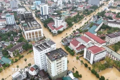Khu vực trung tâm thành phố Huế vẫn bị ngập sâu. (Ảnh: Văn Dũng/TTXVN)