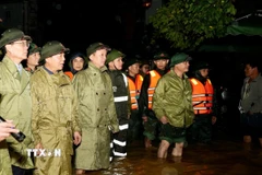 Phó Thủ tướng Trần Hồng Hà thăm người dân ở đường Chi Lăng đang bị ngập lụt, phường Phú Xuân, thành phố Huế. (Ảnh: Võ Dũng/TTXVN)