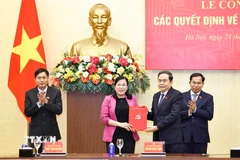 Chủ tịch Quốc hội Trần Thanh Mẫn trao Quyết định Bí thư Đảng ủy, Chủ nhiệm Ủy ban Khoa học, Công nghệ và Môi trường của Quốc hội cho bà Nguyễn Thanh Hải. (Ảnh: Doãn Tấn/TTXVN)
