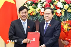 Chủ tịch Quốc hội Trần Thanh Mẫn trao Quyết định Bí thư Đảng ủy, Chủ nhiệm Ủy ban Công tác đại biểu, Trưởng Ban Tổ chức Đảng ủy Quốc hội cho ông Nguyễn Hữu Đông. (Ảnh: Doãn Tấn/TTXVN)