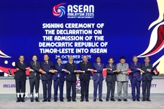 Thủ tướng Timor Leste, Kay Rala Xanana Gusmao (thứ 5, từ trái) sau Lễ ký Tuyên bố về việc kết nạp Timor Leste vào ASEAN trong lễ khai mạc Hội nghị cấp cao ASEAN-47. (Ảnh: Bernama/TTXVN phát)
