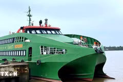 Tàu cao tốc MAILINH EXPRESS neo đậu tại cảng của Nhà máy X55, thành phố Cần Thơ. (Ảnh: TTXVN phát)