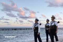 Những người lính Hải quân đang thực hiện nhiệm vụ tại Trường Sa luôn chắc tay súng, bảo vệ vững chắc chủ quyền biển, đảo thiêng liêng của Tổ quốc. (Ảnh: Huy Khánh/Vietnam+)
