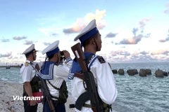 Lặng lẽ nhưng kiên cường, các chiến sỹ ngày đêm âm thầm giữ gìn biển trời thiêng liêng qua từng ca trực giữa trùng khơi. (Ảnh: Huy Khánh/Vietnam+)