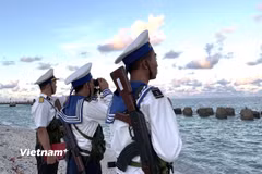 Lặng lẽ nhưng kiên cường, các chiến sỹ ngày đêm âm thầm giữ gìn biển trời thiêng liêng qua từng ca trực giữa trùng khơi. (Ảnh: Huy Khánh/Vietnam+)