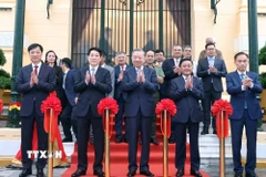 Tổng Bí thư Tô Lâm và Chủ tịch nước Lương Cường và các đại biểu thực hiện nghi thức bàn giao. (Ảnh: Thống Nhất/TTXVN)