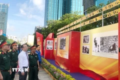 Các đại biểu tham quan triển lãm. (Ảnh: Thu Hương/TTXVN)