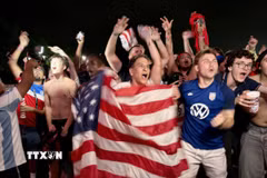 Cổ động viên Mỹ ăn mừng chiến thắng tại khu Fan Zone ở Washington. (Ảnh: Ngọc Quang/TTXVN)