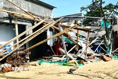 Căn nhà của một người dân ở làng chài Đề Gi bị sập một phần. (Ảnh: Sỹ Thắng/TTXVN)