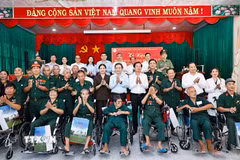 Chủ tịch Quốc hội Trần Thanh Mẫn với đại biểu và thương binh tại Trung tâm điều dưỡng Thương binh và Người có công Long Đất ở ấp Hải Sơn, xã Long Hải, Thành phố Hồ Chí Minh. (Ảnh: Doãn Tấn/TTXVN)