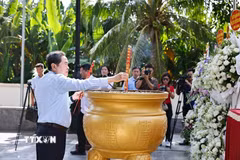 Chủ tịch Quốc hội Trần Thanh Mẫn dâng hương, dâng hoa tại Công viên Tượng đài, Nhà lưu niệm Anh hùng liệt sỹ Võ Thị Sáu. (Ảnh: Doãn Tấn/TTXVN)