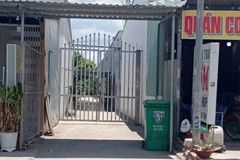 Điểm giữ trẻ tự phát nằm phía sau cổng sắt, nơi xảy ra sự việc. (Nguồn: Báo Công an Nhân dân)