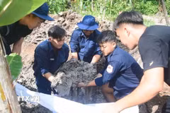 Cán bộ, chiến sỹ Đội K91 thuộc Bộ Chỉ huy Quân sự tỉnh Đồng Tháp tìm được hài cốt liệt sỹ. (Ảnh: TTXVN phát)