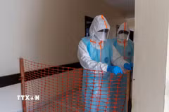 Nhân viên y tế làm việc tại trung tâm điều trị Ebola ở Bunia, tỉnh Ituri, CHDC Congo. (Ảnh: THX/TTXVN)