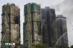 Hiện trường vụ cháy quần thể chung cư ở quận Tai Po, Hong Kong (Trung Quốc) (Ảnh: THX/TTXVN)