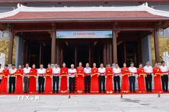 Chủ tịch Quốc hội Trần Thanh Mẫn và đại biểu cắt băng khánh thành Khu lưu niệm Tổng Bí thư Lê Duẩn tại Quảng Trị. (Ảnh: Doãn Tấn/TTXVN)