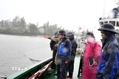 Đại tá Trương Bá Long, Phó Tư lệnh-Tham mưu trưởng Bộ Tư lệnh Vùng Cảnh sát biển 2 kiểm tra công tác phòng chống bão số 10 tại Hải đoàn 21. (Ảnh: Trần Tĩnh TTXVN)