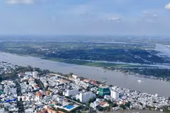 Xã đảo Mỹ Hòa Hưng, tỉnh An Giang được bao bọc bởi dòng sông Hậu, nhìn từ phường Long Xuyên, An Giang. (Ảnh: Thanh Sang/TTXVN)