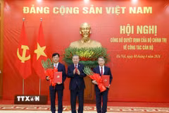 Tổng Bí thư, Chủ tịch nước Tô Lâm trao Quyết định của Bộ Chính trị và tặng hoa chúc mừng Trưởng ban Tổ chức Trung ương Nguyễn Duy Ngọc và Chánh Văn phòng Trung ương Đảng Nguyễn Hải Ninh. (Ảnh: Thống Nhất/TTXVN)