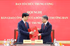 Đồng chí Lê Minh Hưng, Ủy viên Bộ Chính trị, Thủ tướng Chính phủ cùng đồng chí Nguyễn Duy Ngọc, Ủy viên Bộ Chính trị, Bí thư Trung ương Đảng, Trưởng ban Tổ chức Trung ương ký Biên bản bàn giao nhiệm vụ. (Ảnh: Phương Hoa/TTXVN)