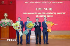 Đồng chí Nguyễn Thanh Nghị, Ủy viên Bộ Chính trị, Bí thư Trung ương Đảng, Trưởng Ban Chính sách, chiến lược Trung ương trao Quyết định của Bộ Chính trị và Ban Bí thư về công tác cán bộ. (Ảnh: Phương Hoa/TTXVN)