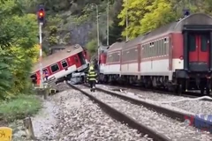 Hiện trường vụ hai đoàn tàu cao tốc đâm nhau tại Slovakia