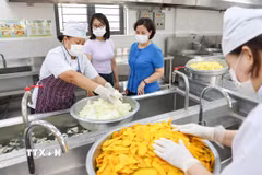 Đảm bảo chất lượng bữa ăn học đường. (Ảnh: Thanh Tùng/TTXVN)