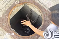 Một hố ga trên vỉa hè tuyến đường An Dương Vương (phường Bình Kiến, tỉnh Đắk Lắk) bị mất nắp nằm lộ thiên. (Ảnh: Tường Quân/TTXVN)
