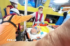 Duy trì các biện pháp y tế cho bệnh nhân trên tàu trong hành trình về bờ. (Ảnh: TTXVN phát)