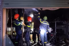 Lực lượng phòng cháy chữa cháy dập tắt đám cháy tại cửa hàng phụ tùng xe máy điện. (Nguồn: Báo Bắc Giang)