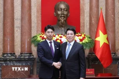 Chủ tịch nước Lương Cường với Trưởng Ban Thanh niên Đảng Dân chủ tự do Nhật Bản (LDP) Nakasone Yasutaka. (Ảnh: Lâm Khánh/TTXVN)