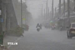 Người dân cần chú ý khi đi ra ngoài trong lúc mưa dông. (Ảnh: Duy Khương/TTXVN)