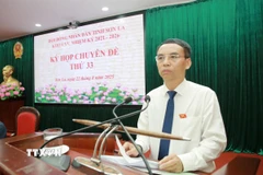 Ông Nguyễn Minh Tiến, tân Phó Chủ tịch Ủy ban Nhân dân tỉnh Sơn La trình dự thảo nghị quyết tại Kỳ họp. (Ảnh: Nguyễn Cường/TTXVN)