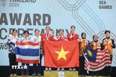 Các xạ thủ Trịnh Thu Vinh, Nguyễn Thùy Trang và Triệu Thị Hoa Hồng thi đấu xuất sắc, mang về tấm huy chương Vàng nội dung đồng đội 10m súng ngắn hơi nữ. (Ảnh: Nguyên Khang/TTXVN phát)