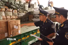 Lực lượng Hải quan kiểm tra, kiểm soát hàng hoá xuất nhập khẩu tại Cửa khẩu Quốc tế Hữu Nghị (tỉnh Lạng Sơn). (Ảnh: Vũ Sinh/TTXVN)