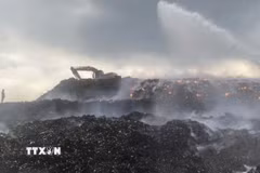 Đám cháy diễn ra suốt nhiều giờ vẫn rất khó dập tắt. (Ảnh: Phạm Cường/TTXVN)