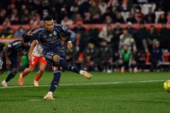 Mbappe ghi bàn từ chấm 11m, giúp Real Madrid thoát thua trước Girona. (Nguồn: AP)