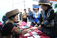 Đông đảo cử tri đi bỏ phiếu tại tổ bầu cử số 4 bản Hợp 2, xã Dào San. (Ảnh: Nguyễn Oanh/TTXVN)