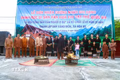 Thầy mo và các già làng, trưởng bản, người có uy tín cùng đông đảo người dân thực hiện nghi thức khấn nguyện trong Lễ đón tiếng sấm đầu năm. (Ảnh: Xuân Tiến/TTXVN)