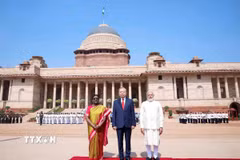 Tổng thống Droupadi Murmu và Thủ tướng Narendra Modi đồng chủ trì Lễ đón trọng thể Tổng Bí thư, Chủ tịch nước Tô Lâm thăm cấp Nhà nước tới Cộng hòa Ấn Độ. (Ảnh: Thống Nhất/TTXVN)