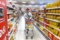 Người tiêu dùng mua sắm tại siêu thị. (Ảnh: Hương Giang/TTXVN)