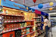 Khách chọn mua hàng tại siêu thị Co.op Nguyễn Đình Chiểu, Thành phố Hồ Chí Minh. (Ảnh: Mỹ Phương/TTXVN)
