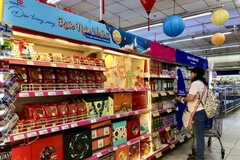 Khách chọn mua hàng tại siêu thị Co.op Nguyễn Đình Chiểu, Thành phố Hồ Chí Minh. (Ảnh: Mỹ Phương/TTXVN)