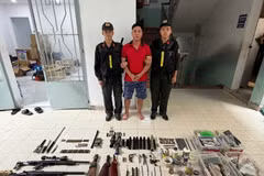 Nguyễn Huỳnh Vũ cùng tang vật là các loại vũ khí quân dụng. (Nguồn: Công an Thành phố Hồ Chí Minh)