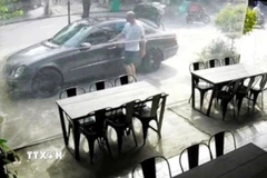 Đối tượng nghi là người nước ngoài trộm xe ôtô hiệu Mercedes-Benz tại phường An Hải (thành phố Đà Nẵng). (Ảnh: TTXVN phát)