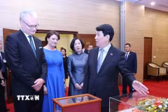Chủ tịch nước Lương Cường và Phu nhân trao tặng phẩm chào mừng Tổng thống Litva Gitanas Nauseda và Phu nhân thăm chính thức Việt Nam. (Ảnh: Lâm Khánh/TTXVN)