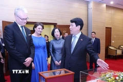 Chủ tịch nước Lương Cường và Phu nhân trao tặng phẩm chào mừng Tổng thống Litva Gitanas Nauseda và Phu nhân thăm chính thức Việt Nam. (Ảnh: Lâm Khánh/TTXVN)